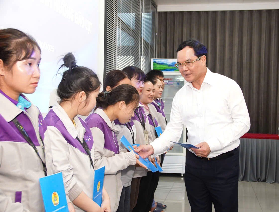 Comrade Nguyen Dinh Khang - Member of the Party Central Committee, Member of the Standing Committee of the Vietnam Fatherland Front Party Committee, Central Trade Unions, Vice Chairman of the Central Committee of the Vietnam Fatherland Front, Party Secretary, President of the Vietnam General Confederation of Labor presented support to union members and workers in Nghe An province affected by storms and floods. Photo: Quang Dai