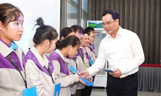 Đồng chí Nguyễn Đình Khang – Ủy viên Trung ương Đảng, Ủy viên Ban Thường vụ Đảng ủy MTTQ, các đoàn thể Trung ương, Phó Chủ tịch Ủy ban Trung ương MTTQ Việt Nam, Bí thư Đảng ủy, Chủ tịch Tổng LĐLĐVN trao hỗ trợ cho đoàn viên, người lao động tỉnh Nghệ An bị ảnh hưởng bởi bão lụt. Ảnh: Quang Đại