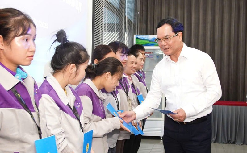Comrade Nguyen Dinh Khang - Member of the Party Central Committee, Member of the Standing Committee of the Vietnam Fatherland Front Party Committee, Central Trade Unions, Vice Chairman of the Central Committee of the Vietnam Fatherland Front, Party Secretary, President of the Vietnam General Confederation of Labor presented support to union members and workers in Nghe An province affected by storms and floods. Photo: Quang Dai