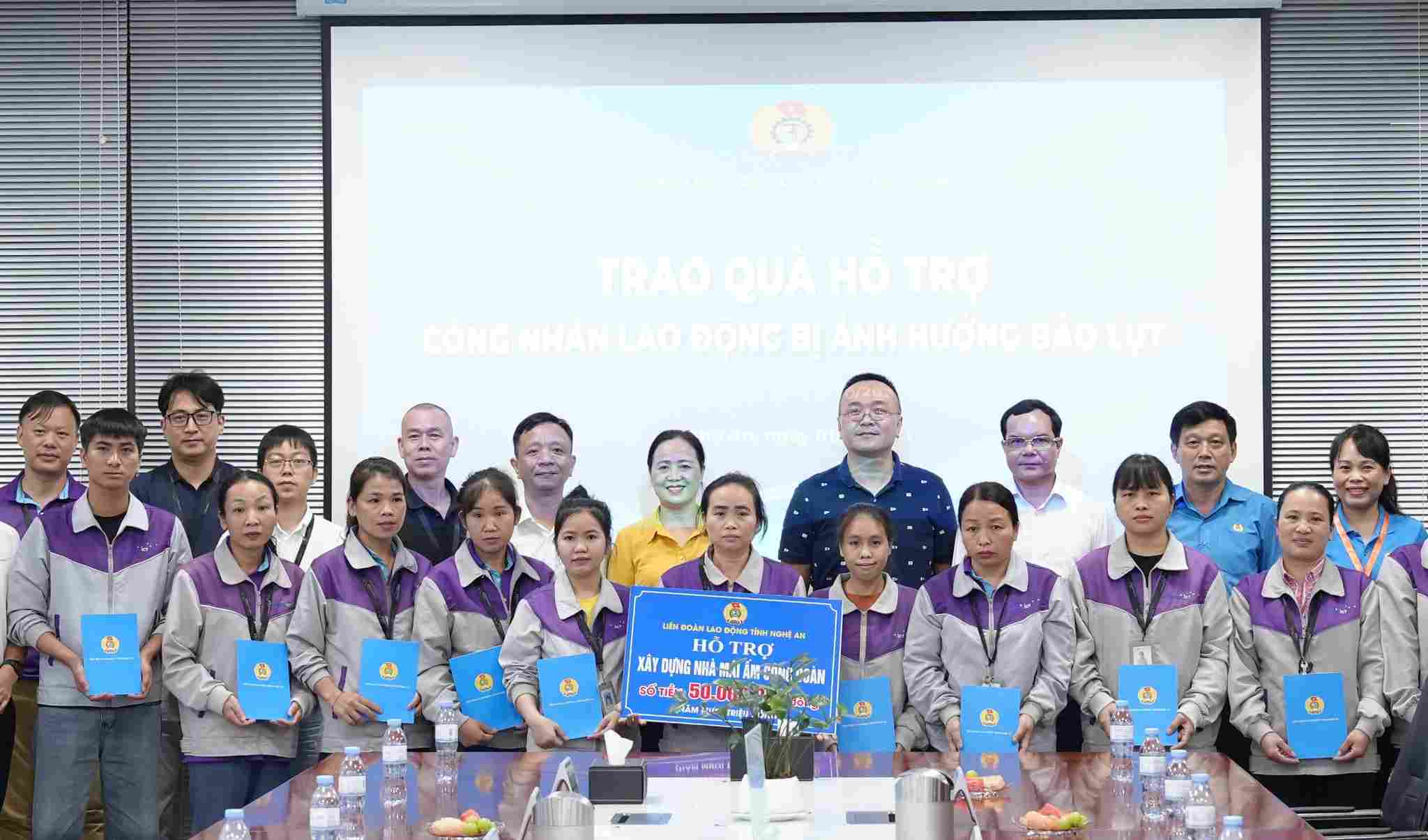 Chu tich Tong LDLD Viet Nam Nguyen Dinh Khang trao ho tro nha Mai am Cong doan va trao ho tro cong nhan bi thiet hai do bao lu. Anh: Quang Dai