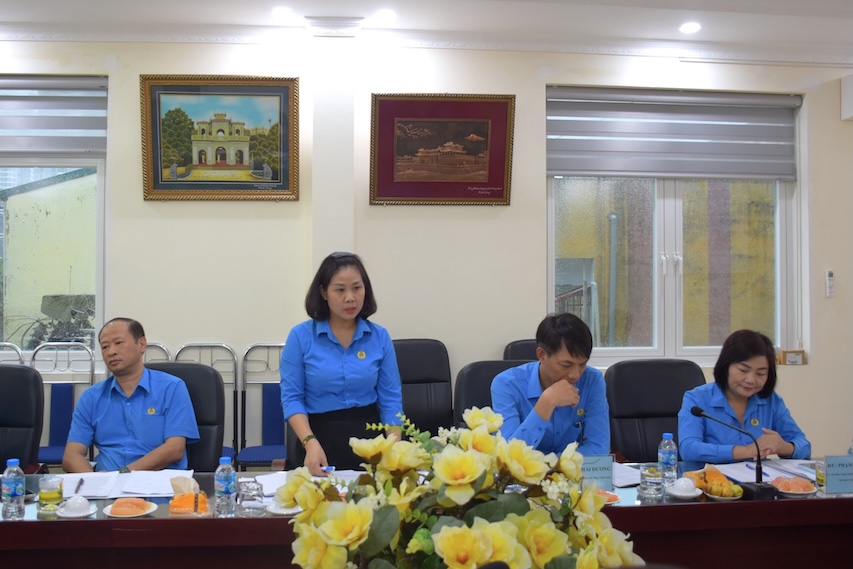 Vietnam Textile and Garment Trade Union officials discussed with the Labor Union's survey delegation. Photo: Thu Mai