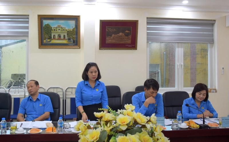 Vietnam Textile and Garment Trade Union officials discussed with the Labor Union's survey delegation. Photo: Thu Mai