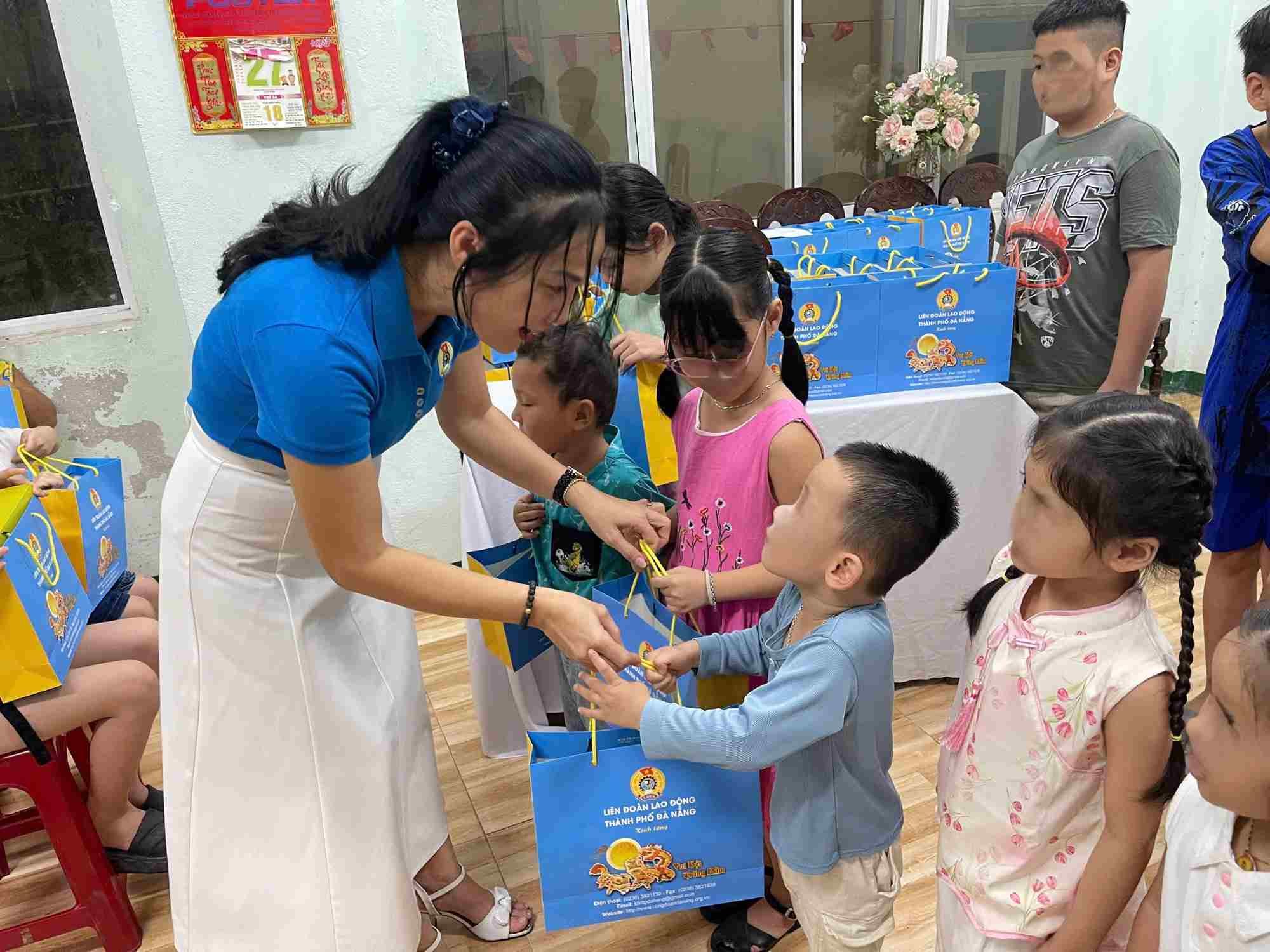 The Da Nang Trade Union presented Mid-Autumn Festival gifts to the children of workers in Hoa Cam Industrial Park. Photo: Phan Ha