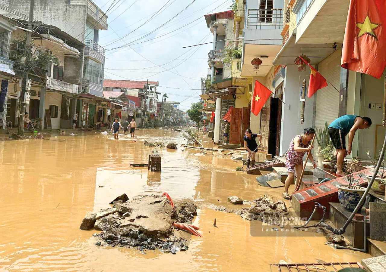 Nuoc rut de lai tren cac tuyen duong nhay nhua bun dat loang cung rac thai. Anh: Van Duc
