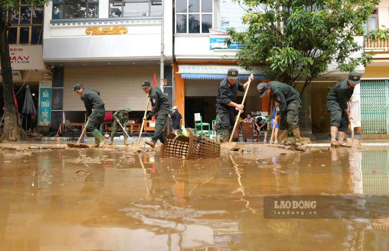 After the water receded, many streets in Yen Bai ward were flooded with mud, soil, and garbage. Photo: Van Duc.