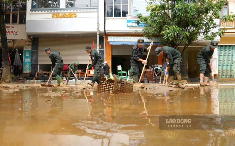After the water receded, many streets in Yen Bai ward were flooded with mud, soil, and garbage. Photo: Van Duc.