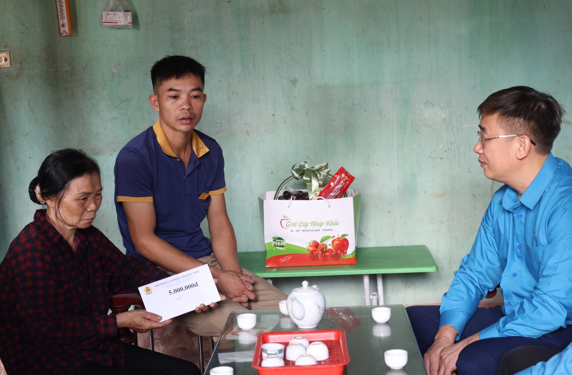 The working group was visited and encouraged by Mr. Thach Van Chung - Chairman of the Provincial Federation of Labor, to the family of worker Nguyen Van Thuan. Photo: Quyet Chien