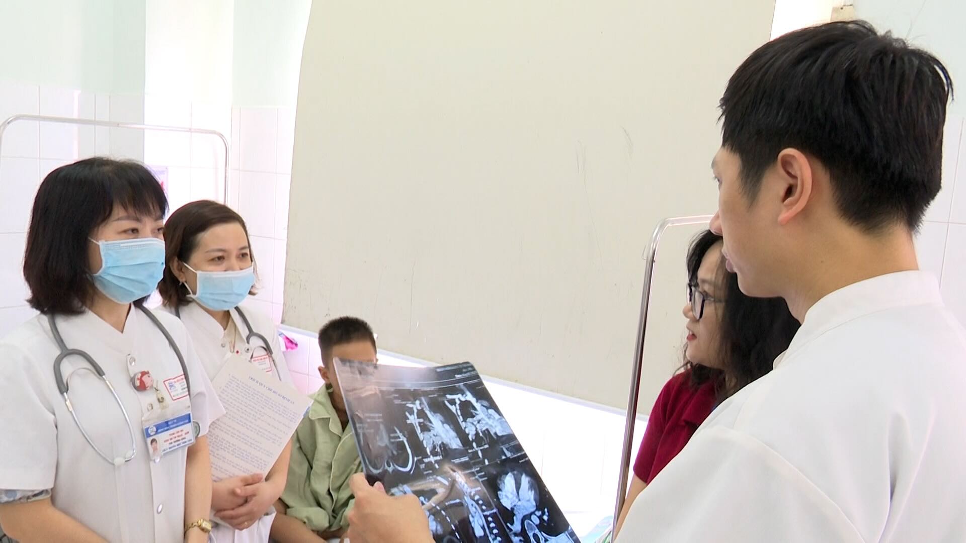 Hue Central Hospital treats a 6-year-old boy with a rare blood vessel malformation. Photo: Lan Huong
