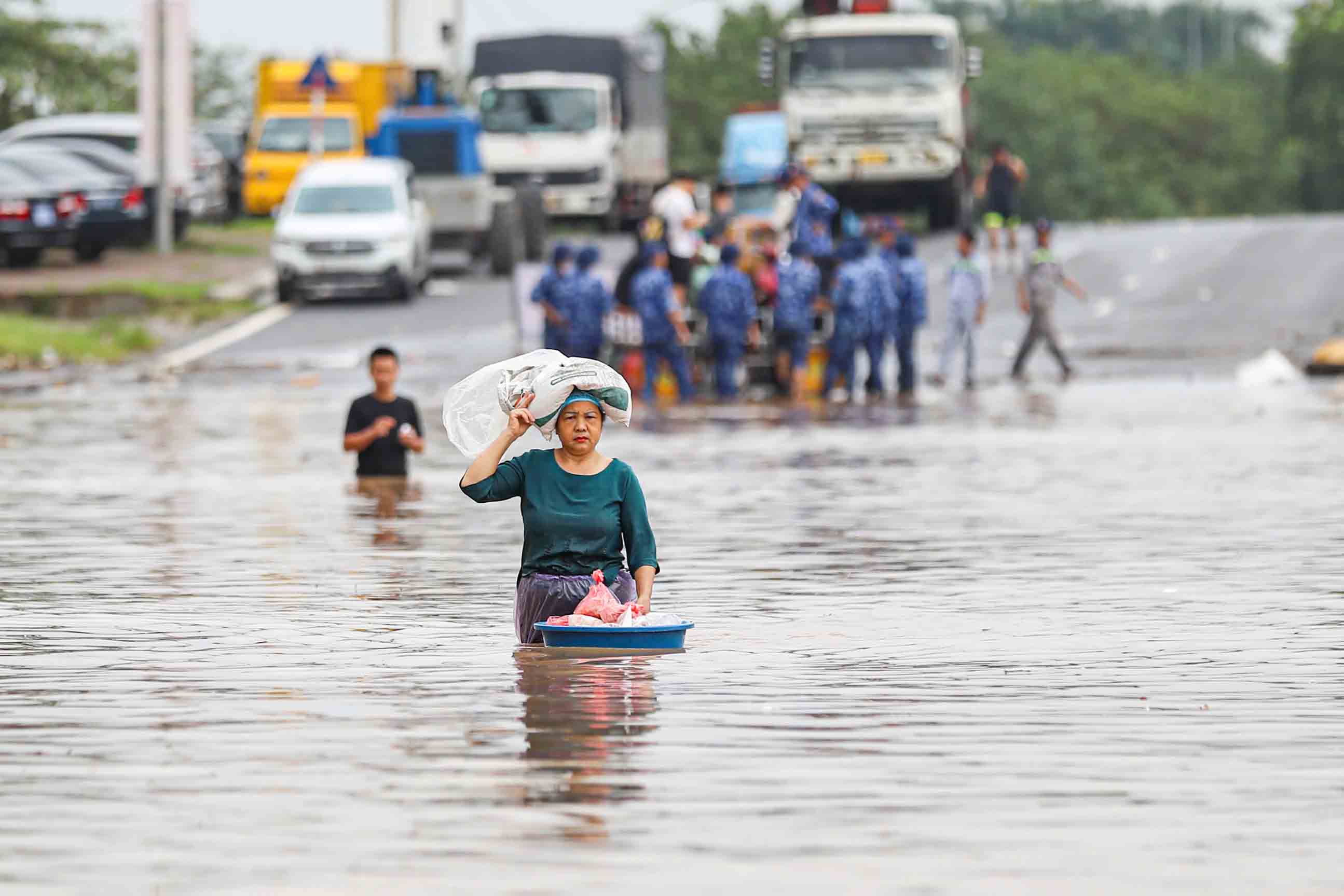 Flooding in the Nga bridge area (Xuan Phuong ward, Hanoi), morning of October 1. Photo: Duc Minh