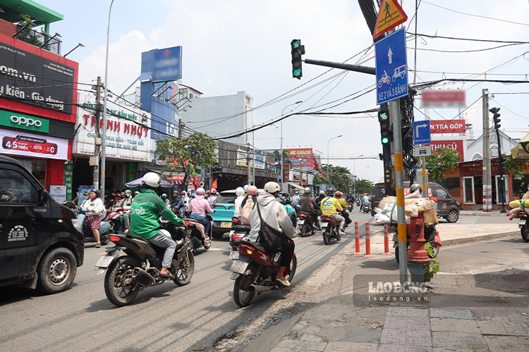 Thoi gian qua, tai nut giao da duoc xen via he, mo lan re phai lien tuc cho cac phuong tien. Anh: Quynh Anh
