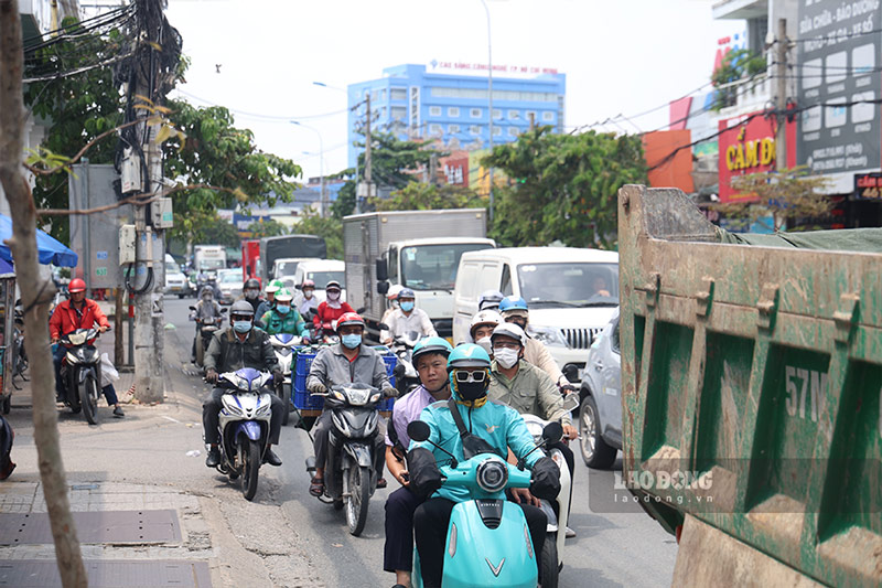 Khu vuc duong Kha Van Can doan giao voi Duong so 2 (phuong Thu Duc) thuong xuyen trong tinh trang un u lon xon, dac biet vao gio cao diem. Anh: Quynh Anh