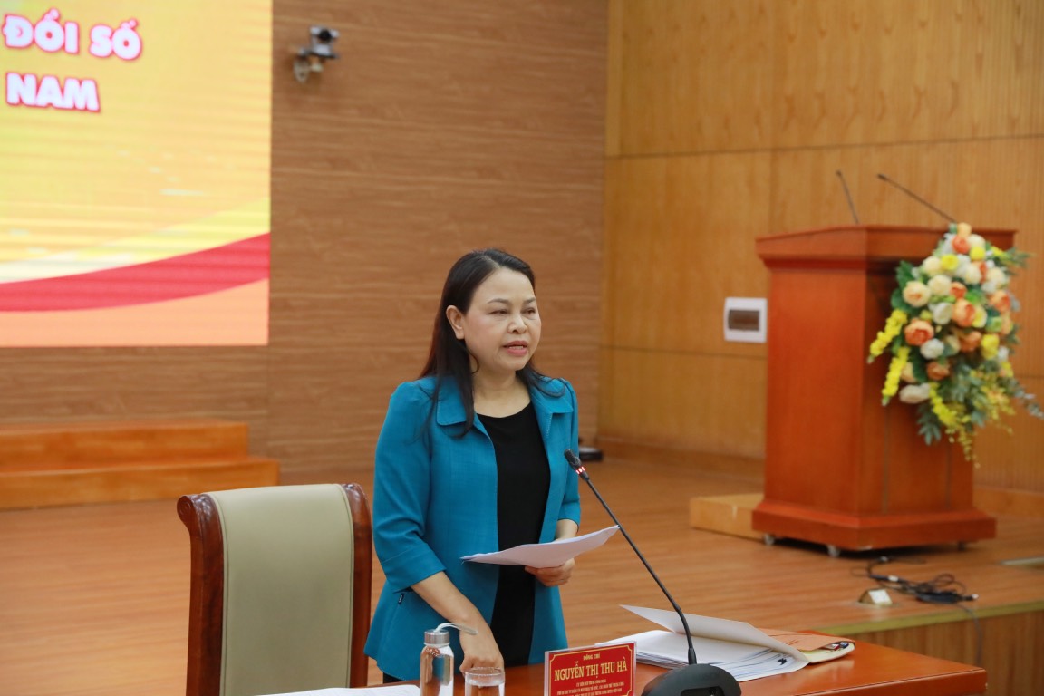 La Sra. Nguyen Thi Thu Ha - Miembro del Comite Central del Partido Vicesecretaria Permanente del Comite del Partido del Frente de la Patria de las Asociaciones Centrales - Vicepresidenta - Secretaria General del Comite Central del Frente de la Patria de Vietnam habla en la conferencia sobre el trabajo de transformacion digital del Frente de la Patria de Vietnam. Foto: Bao Han