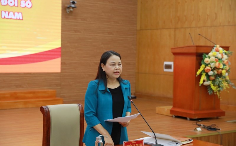 Ms. Nguyen Thi Thu Ha - Member of the Party Central Committee, Permanent Deputy Secretary of the Party Committee of the Vietnam Fatherland Front, Central Trade Unions, Vice President - General Secretary of the Central Committee of the Vietnam Fatherland Front spoke at the conference on digital transformation of the Vietnam Fatherland Front. Photo: Bao Han