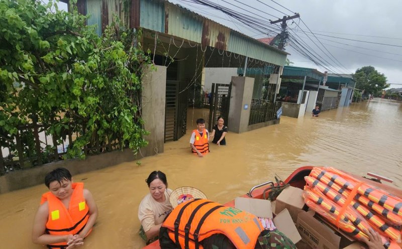 Gia Lai supported Thanh Hoa province with 1 billion VND to overcome the consequences of natural disasters. In the photo is a scene of people in the deeply flooded area in Nong Cong commune, Thanh Hoa province being supplied with necessities. Photo: Quach Du