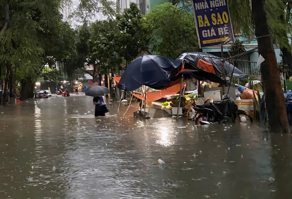 The rain has stopped in Hanoi but many areas are still deeply flooded, making it impossible for workers and laborers to go to work. Photo: Quynh Chi