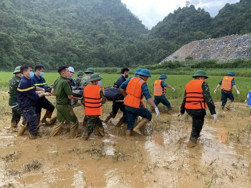 The body of a victim in a flood swept away at the Dong Dang - Tra Linh Expressway Management Board was found, and 1 person is still missing. Photo: Cao Bang Provincial Military Command