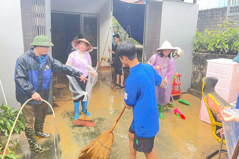 Cong doan xa Mau A tham gia ho tro khac phuc hau qua con bao so 10 tai mot ho gia dinh bi thiet hai. Anh: Ngo Hoa