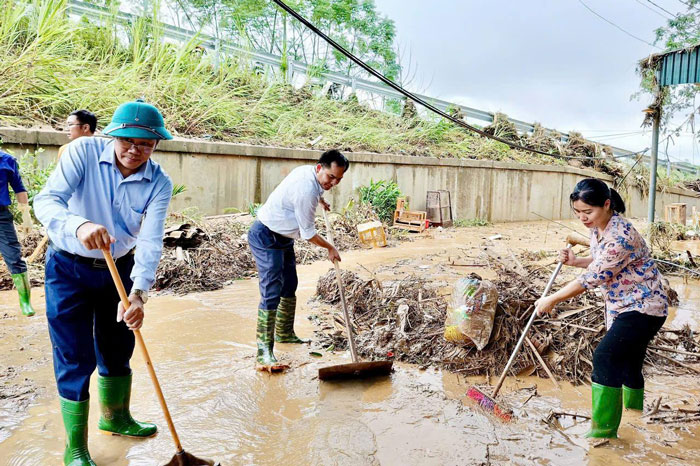Can bo Cong doan phuong Au Lau cung tham gia giup nhan dan khac phuc hau qua bao so 10. Anh: Cong doan Lao Cai  