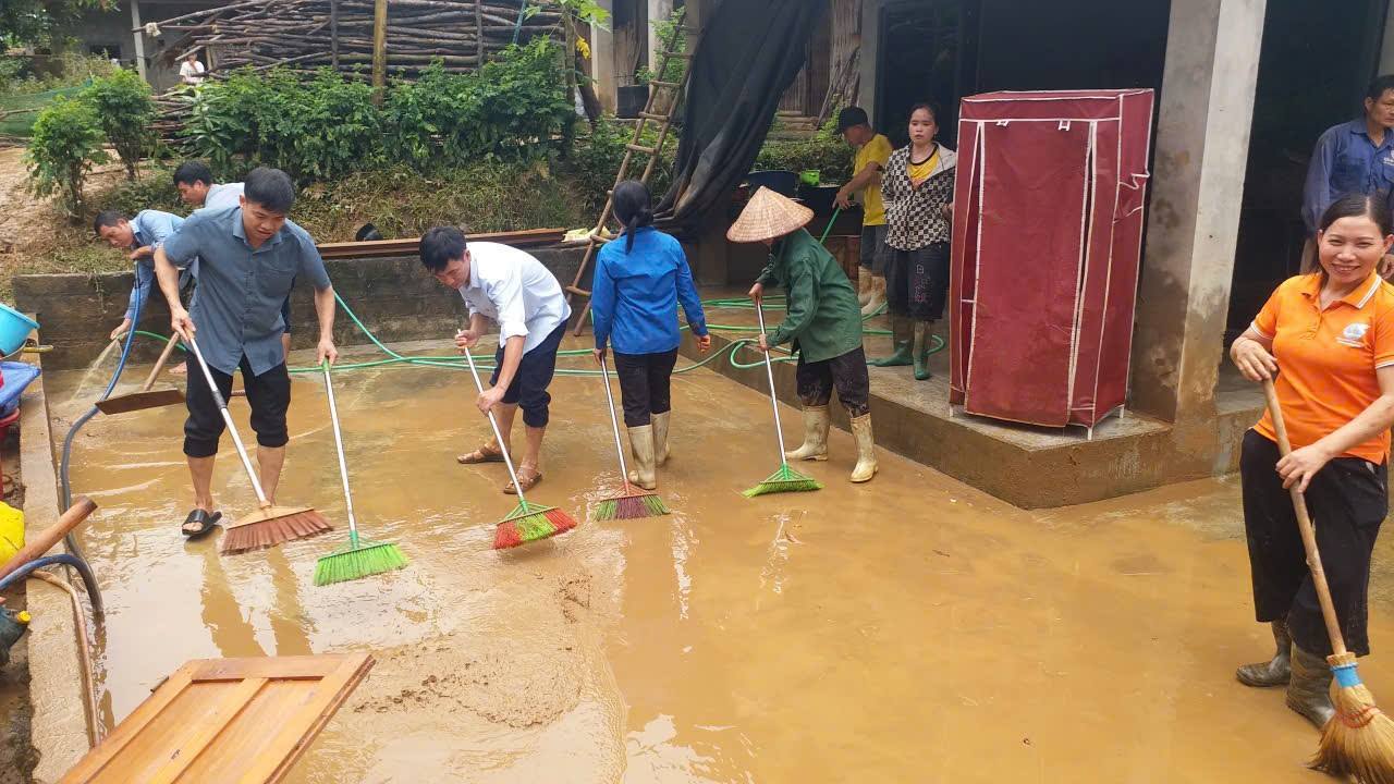 Cong doan xa Bao Thang phoi hop cung voi chinh quyen dia phuong giup dan khac phuc hau qua thien tai. Anh: Nguyen Thuy
