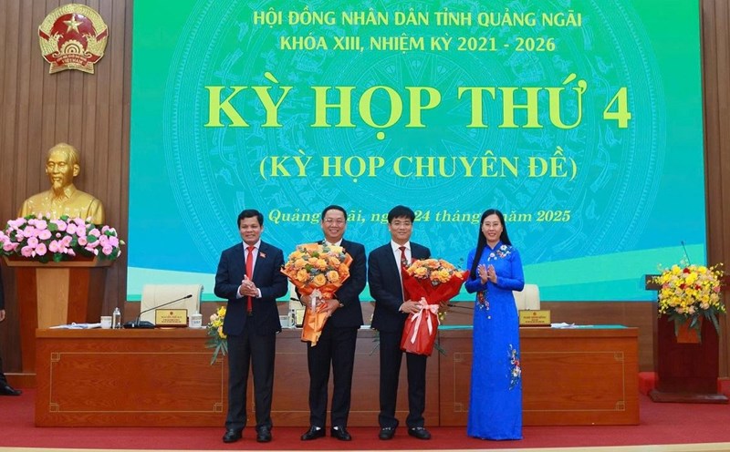 Mr. Do Tam Hien (2nd from right) and Mr. Nguyen Cong Hoang (2nd from left) were elected Vice Chairman of the People's Committee of Quang Ngai province. Photo: Vien Nguyen