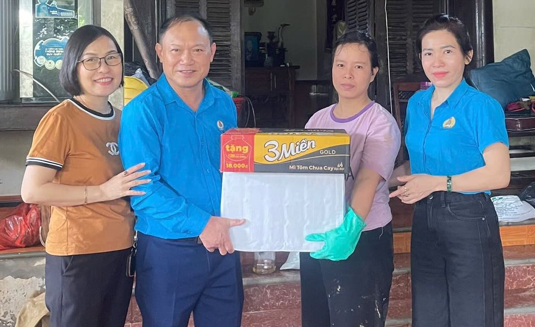 The Thai Hoa Ward Labor Union has been very supportive of union members and workers facing difficulties after storm No. 10. Photo: Nghe An Trade Union