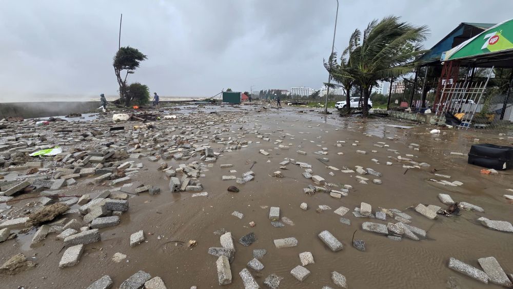 The scene of devastation on the coast of Hai Tien, Thanh Hoa province after storm No. 10. Photo: Quach Du