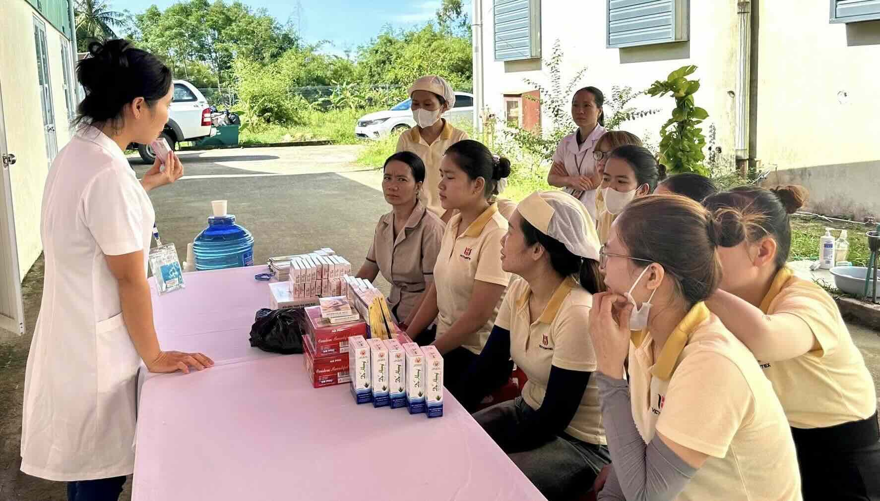 Doctors and experts provide health consultation for union members. Photo: Hue Trade Union