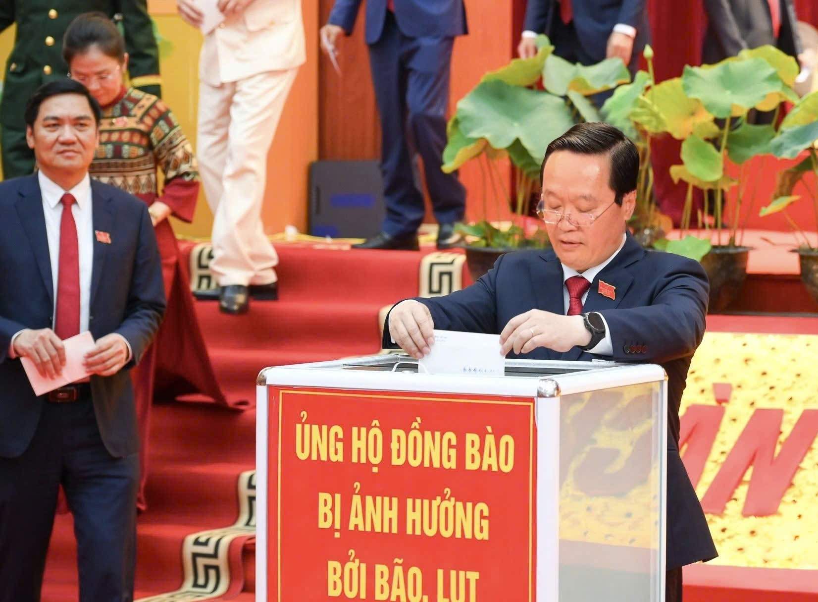 Nghe An Provincial Party Secretary Nguyen Duc Trung donated to support people affected by storm No. 10. Photo: Ngoc Anh