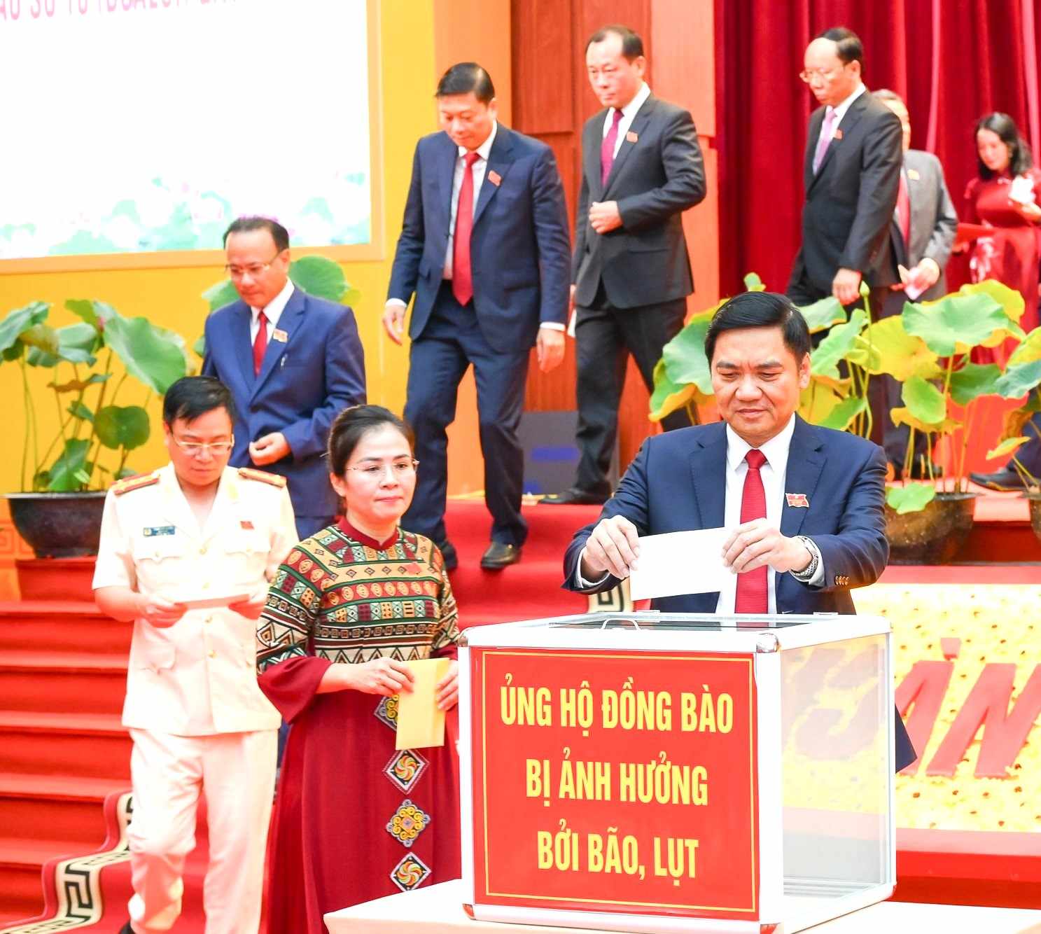 Dai bieu du Dai hoi Dang bo tinh Nghe An nhiem ky 2025-2030 quyen gop ung ho dong bao bi thiet hai do bao so 10. Anh: Ngoc Anh