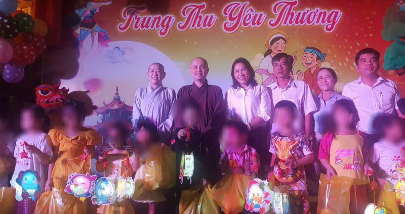 Children enjoy the Mid-Autumn Festival and receive gifts at Thien Phuoc Pagoda, Tra On Commune. Photo: Hoang Loc