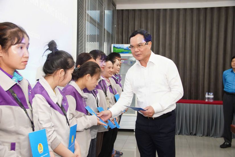Member of the Party Central Committee, Vice Chairman of the Central Committee of the Vietnam Fatherland Front, President of the Vietnam General Confederation of Labor Nguyen Dinh Khang presented support to union members and workers in Nghe An affected by storms and floods. Photo: Quang Dai