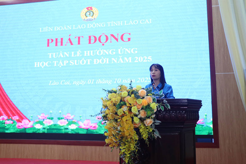 Ba Nguyen Thi Hue - Chu tich Cong doan Phuong Cam Duong phat bieu huong ung. Anh: Manh Hung  