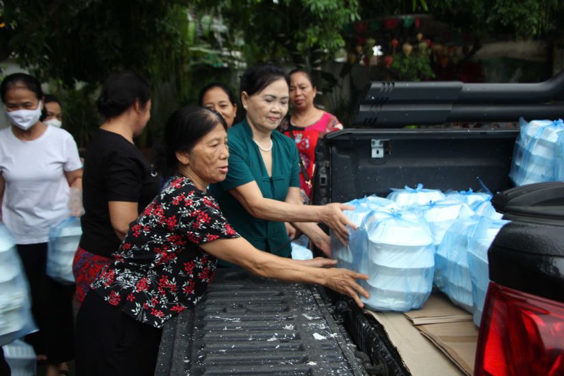홍수 피해 지역 주민들에게 전달하기 위해 세심하게 준비된 자선 급식. 사진: 후옌 트엉