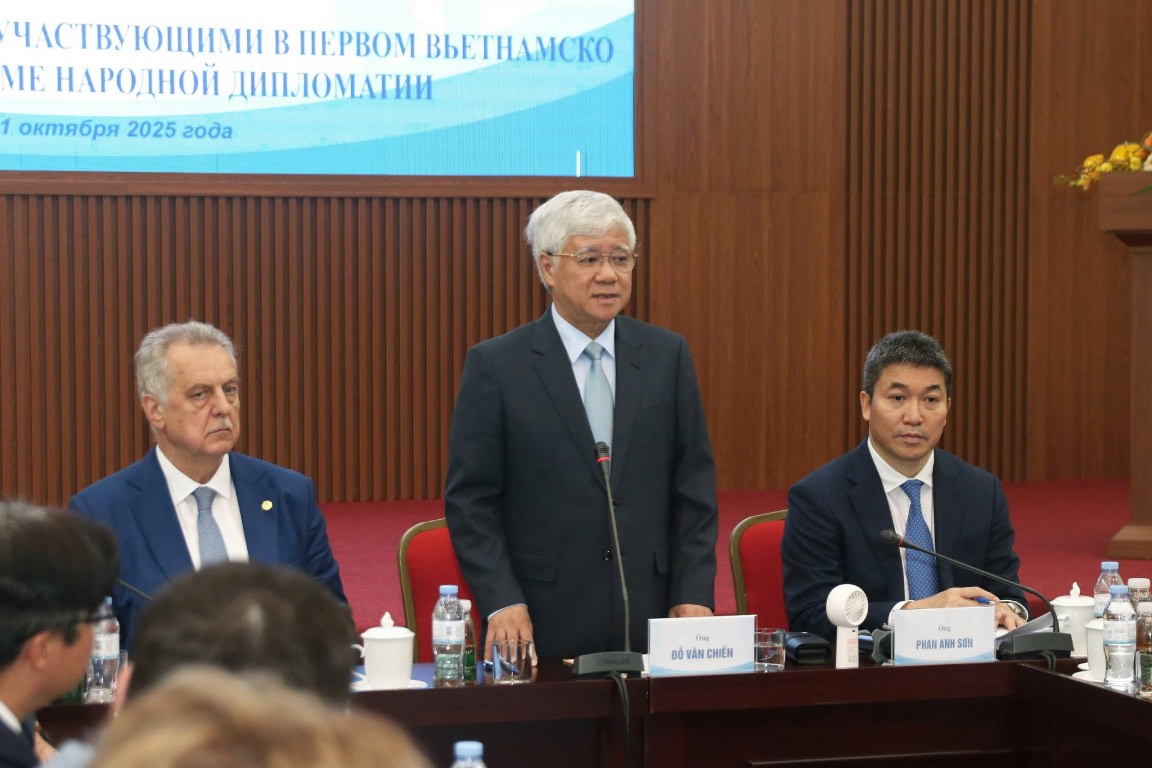 El Sr. Do Van Chien - Miembro del Buro Politico Secretario del Comite Central del Partido Presidente del Comite Central del Frente de la Patria de Vietnam habla en la reunion. Foto: Tien Dat
