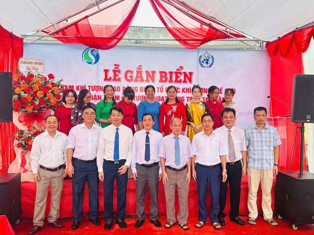 Cac the he lanh dao Tram Khi tuong tinh Cao Bang chup anh luu niem. Anh: Tan Van