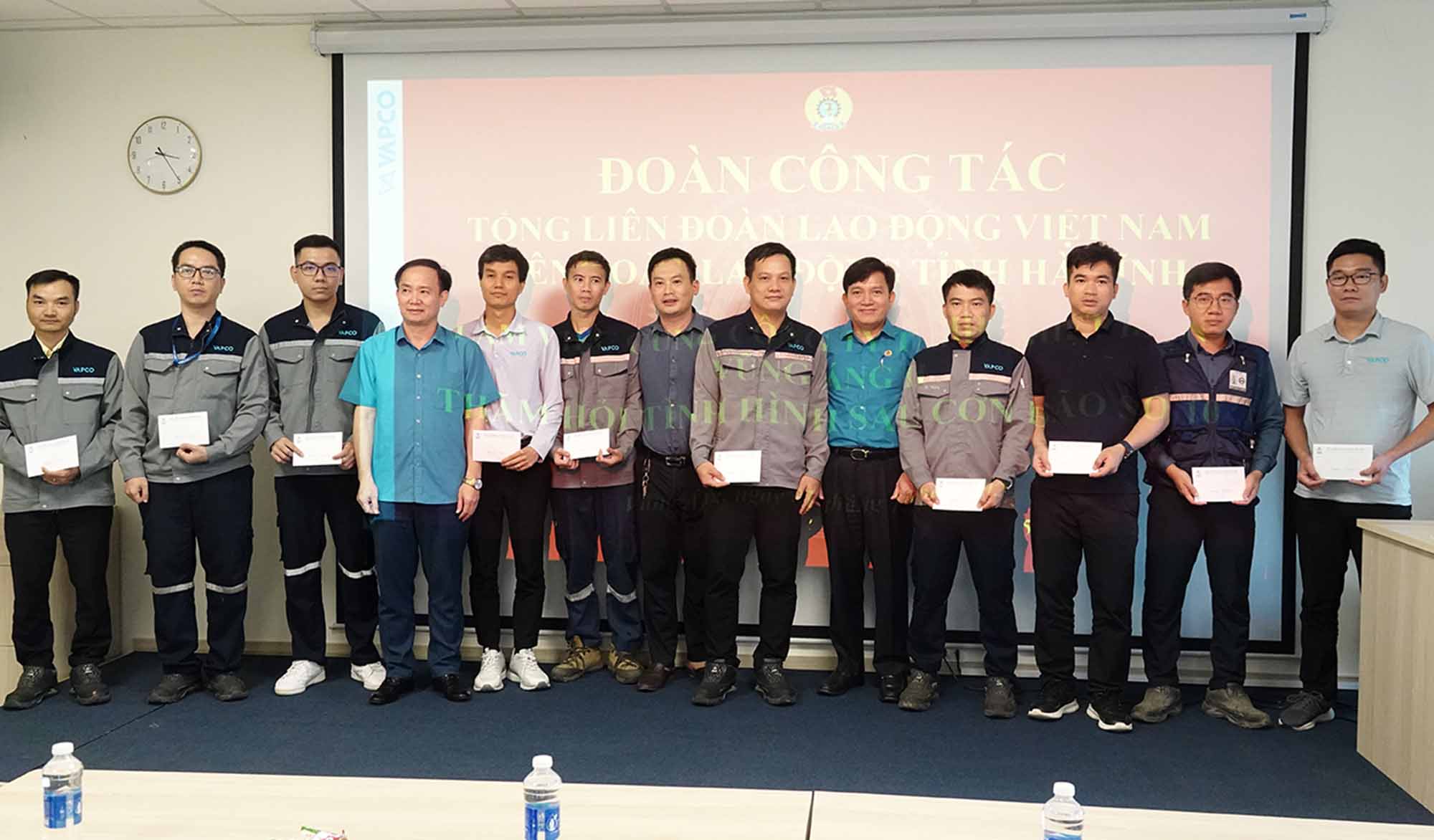 Trao ho tro 10 cong nhan Cong ty Nhiet dien Vung Ang 2. Anh: Tran Tuan.