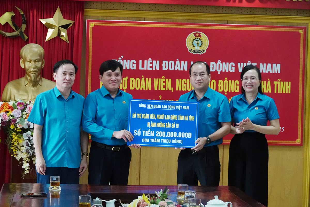 Ong Nguyen Xuan Hung - Pho Chu tich Tong LDLDVN trao qua cua Tong LDLDVN ho tro doan vien cong doan Ha Tinh bi thiet hai do bao so 10. Anh: Tran Tuan.