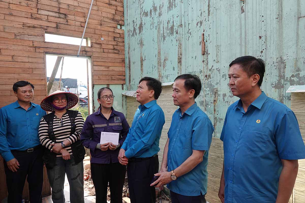 Mr. Nguyen Xuan Hung - Vice President of the Vietnam General Confederation of Labor (3rd from right) presented support to union member Nguyen Thi Hai Yen, residing in Hoanh Son ward, Ha Tinh province, whose house had its roof blown off by storm No. 10. Photo: Tran Tuan.