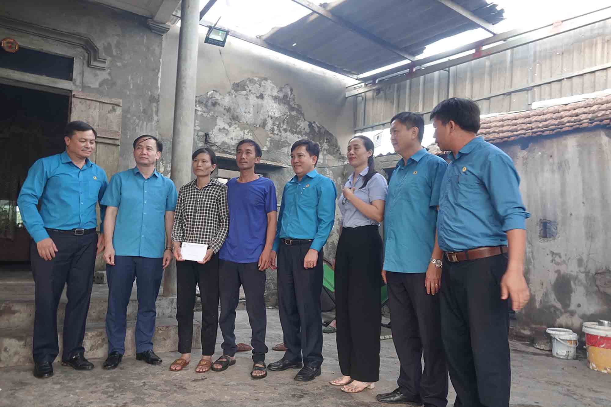 Trao ho tro gia dinh doan vien Nguyen Thi Hoa co nha o bi bao so 10 toc mai. Anh: Tran Tuan.