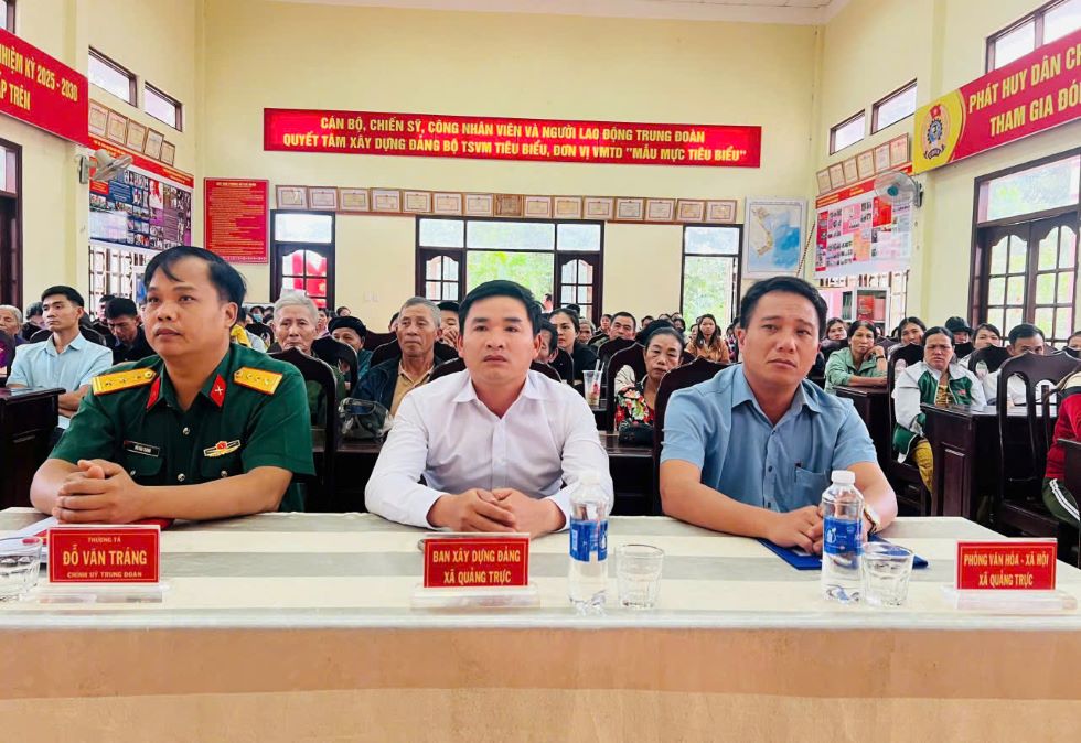 Trung doan 726 da phoi hop voi cap uy va chinh quyen dia phuong de tuyen truyen duong loi cua Dang va phap luat cua Nha nuoc toi nguoi dan. Anh: Linh Khoi