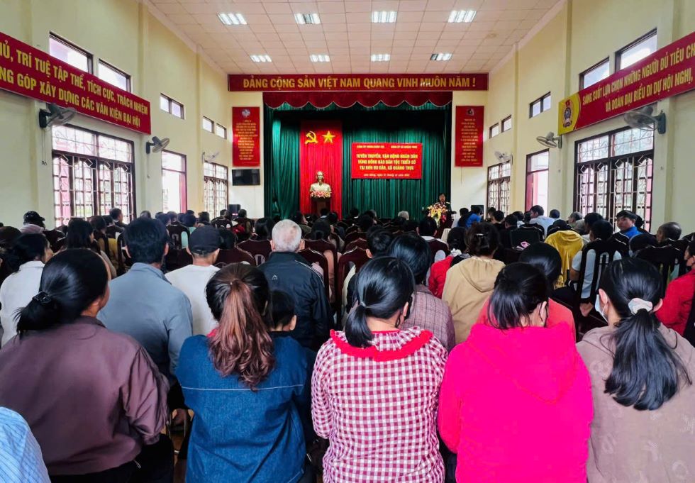 People are equipped with knowledge, away from distorted luan. Photo: Linh Khoi