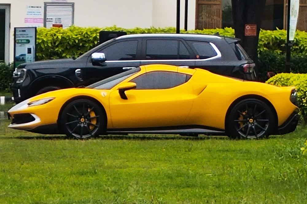 베트남의 페라리 296 GTS는 250 르망 레이싱카에서 영감을 받은 금색 페인트와 장식 스트라이프가 포함된 Assetto Fiorano, 옵션 패키지로 눈에 니다. 사진: Uy An Le