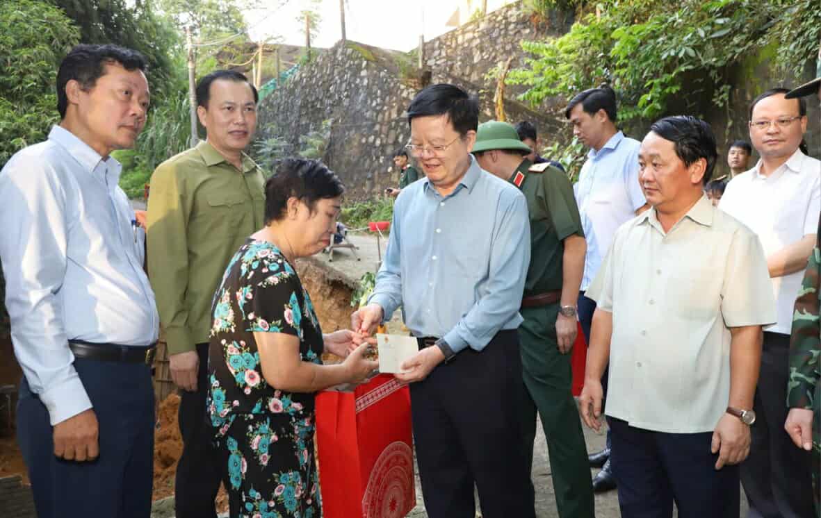 Pho Thu tuong Mai Van Chinh tang qua cac ho dan anh huong do mua lu. Anh: Van Nghi