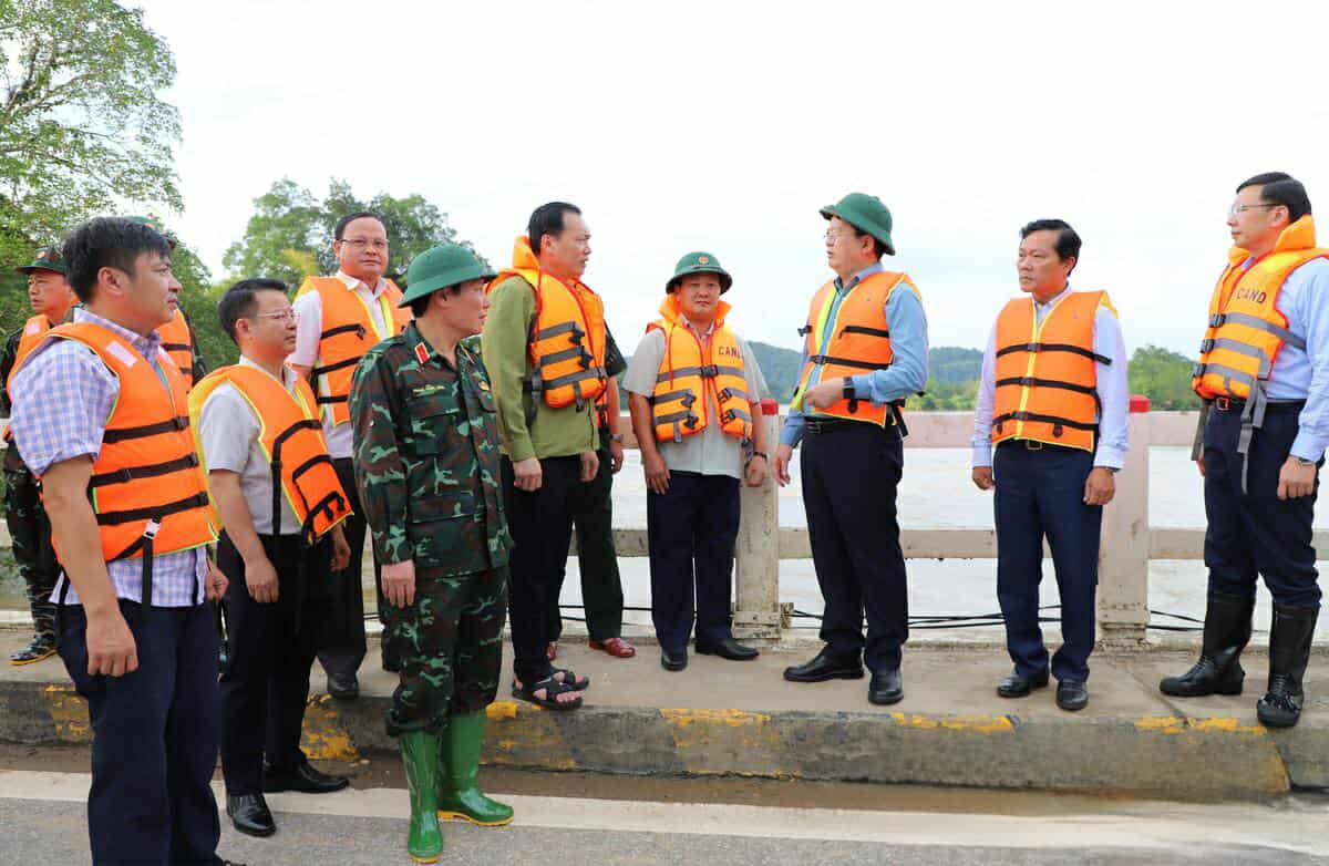 Deputy Prime Minister Mai Van Chinh inspected flood prevention work in Tuyen Quang. Photo: Van Nghi