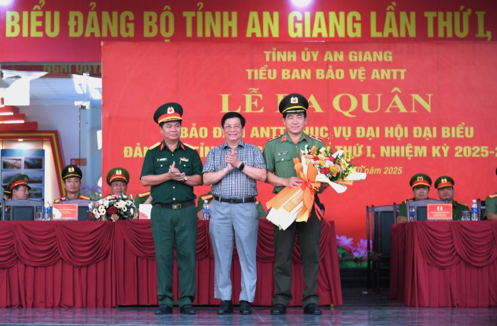 Chu tich UBND tinh An Giang - Ho Van Mung trao hoa chuc mung cac co quan, don vi tai le ra quan. Anh: Phuong Vu