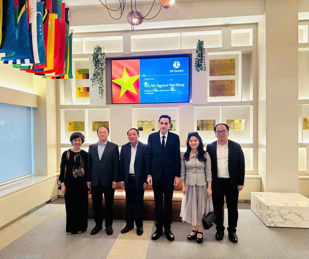 Bo truong Nguyen Van Hung va doan dai bieu Viet Nam da tham va lam viec tai To chuc Du lich Lien hop quoc. Anh: