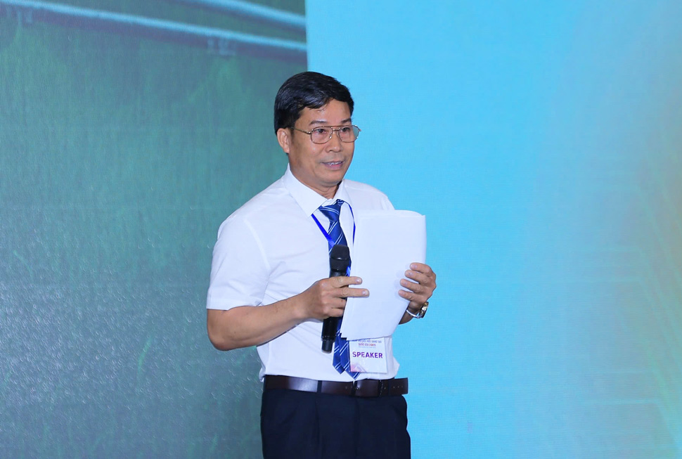 Ong Pham Van Hat chia se ve hanh trinh sang che cua minh tai Le huong ung Ngay hoi Doi moi sang tao quoc gia 2025. Anh: Hao Thien