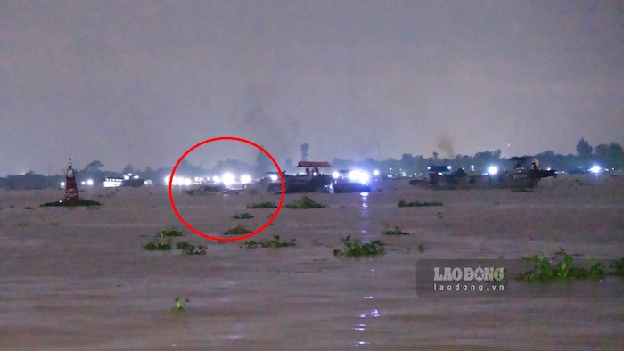 Illegal sand mining gangs are operating vigorously on the Tien River. Photo: PV Group.