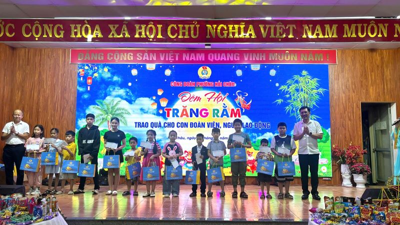 Ong Le Van Dai - Pho Chu tich LDLD TP Da Nang cung ong Nguyen Dinh Trung - Chu tich Cong doan phuong Hai Chau trao tang qua cho cac em. Anh: Tran Thi