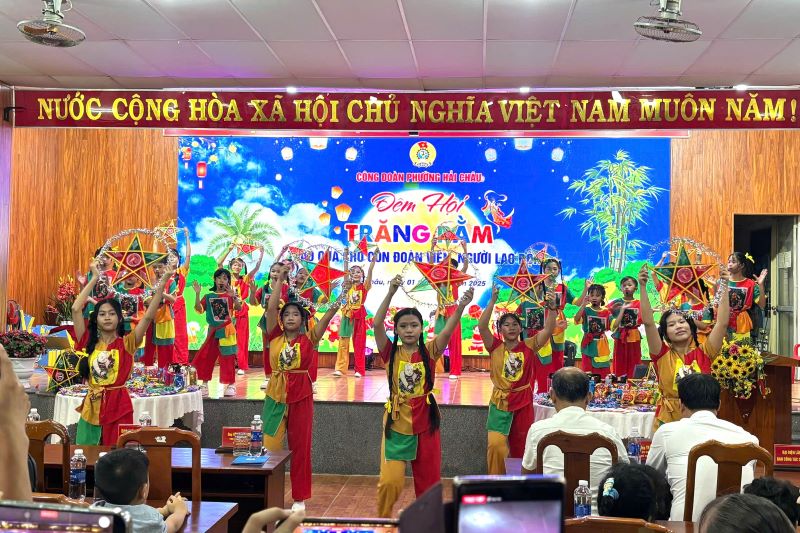 Nhieu tiet muc van nghe, ao thuat, mua lan duoc cong doan phuong chuan bi cho cac em. Anh: Tran Thi
